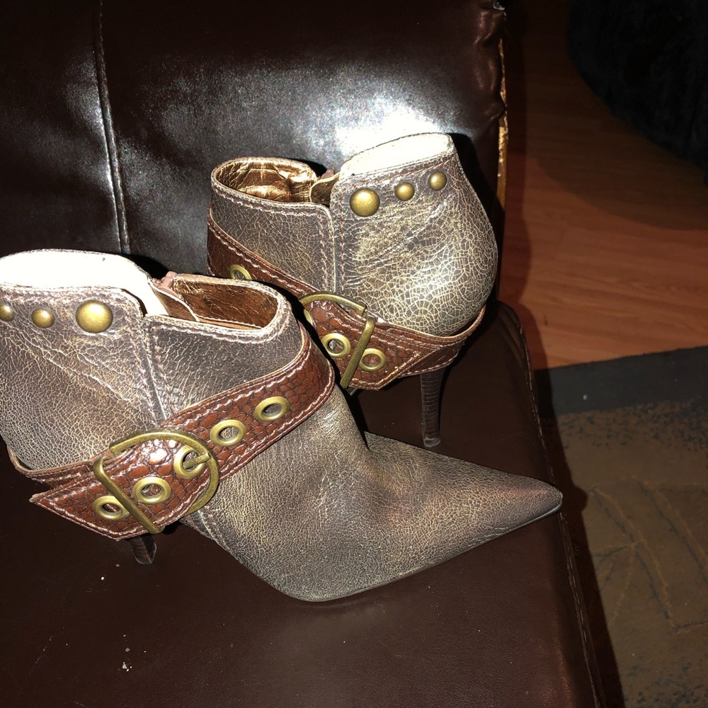 Boots size 9